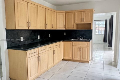 Casa en alquiler en Miami, Florida, 3 dormitorios, 336.58 m2 № 2006240 - foto 8