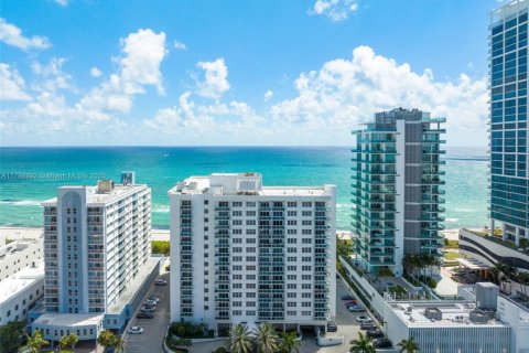 Condominio en venta en Miami Beach, Florida, 1 dormitorio, 88.44 m2 № 1864693 - foto 1