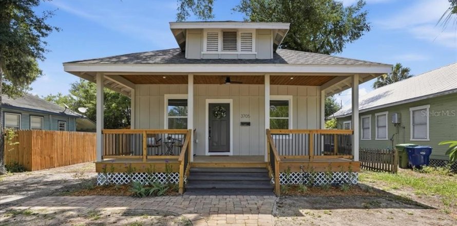 House in Tampa, Florida 3 bedrooms, 147.34 sq.m. № 2238372