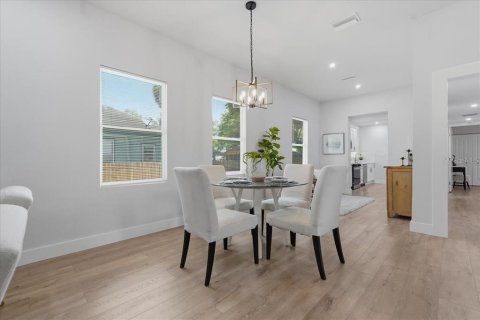 House in Tampa, Florida 3 bedrooms, 147.34 sq.m. № 2238372 - photo 6