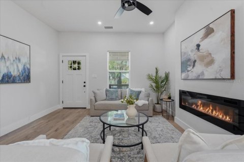 House in Tampa, Florida 3 bedrooms, 147.34 sq.m. № 2238372 - photo 5