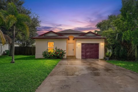 House in Fort Lauderdale, Florida 3 bedrooms, 123 sq.m. № 2407940
