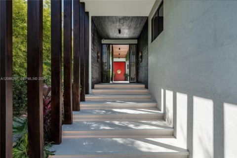 House in Miami Beach, Florida 6 bedrooms, 531.68 sq.m. № 2387222 - photo 22