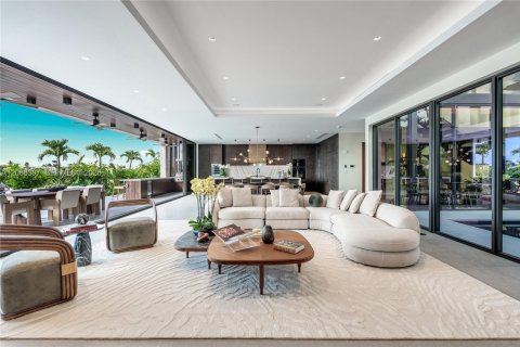 House in Miami Beach, Florida 6 bedrooms, 531.68 sq.m. № 2387222 - photo 19