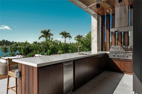House in Miami Beach, Florida 6 bedrooms, 531.68 sq.m. № 2387222 - photo 18