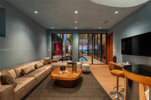 House in Miami Beach, Florida 6 bedrooms, 531.68 sq.m. № 2387222 - photo 29