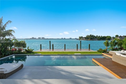 House in Miami Beach, Florida 6 bedrooms, 531.68 sq.m. № 2387222 - photo 12