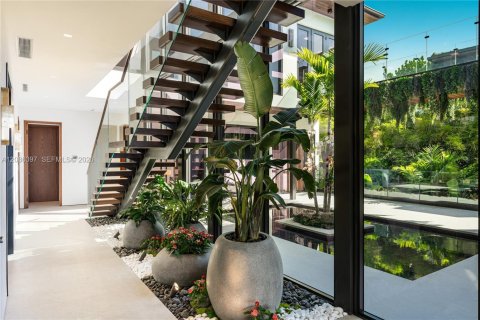 House in Miami Beach, Florida 6 bedrooms, 531.68 sq.m. № 2387222 - photo 6