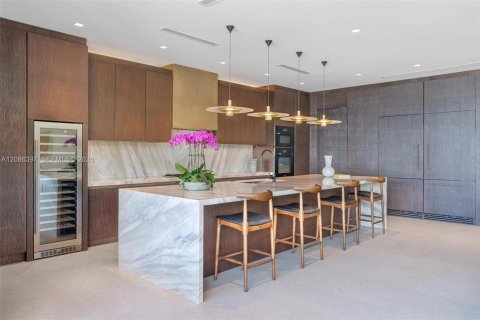 House in Miami Beach, Florida 6 bedrooms, 531.68 sq.m. № 2387222 - photo 15