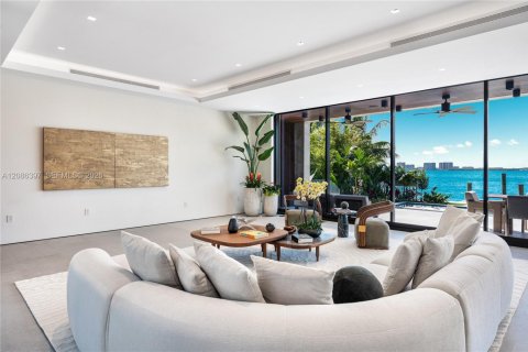 House in Miami Beach, Florida 6 bedrooms, 531.68 sq.m. № 2387222 - photo 9