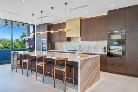House in Miami Beach, Florida 6 bedrooms, 531.68 sq.m. № 2387222 - photo 14