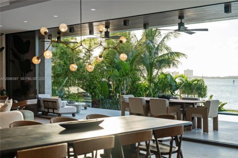 House in Miami Beach, Florida 6 bedrooms, 531.68 sq.m. № 2387222 - photo 20