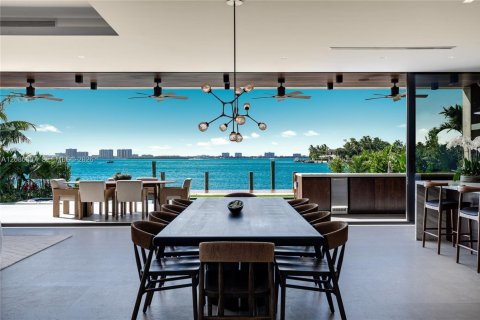 House in Miami Beach, Florida 6 bedrooms, 531.68 sq.m. № 2387222 - photo 10