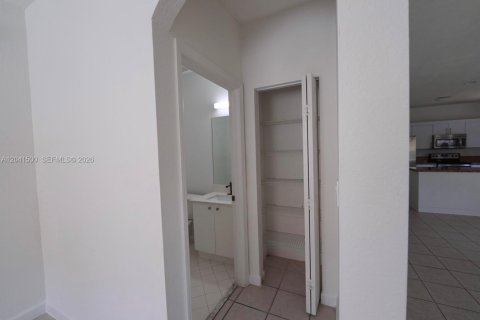 Casa en venta en Miami, Florida, 4 dormitorios № 2178705 - foto 9