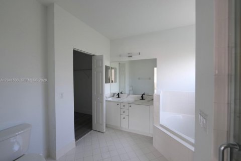 Casa en venta en Miami, Florida, 4 dormitorios № 2178705 - foto 22