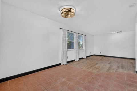 Villa ou maison à vendre à Edgewater, Floride: 4 chambres, 147.25 m2 № 2409873 - photo 6
