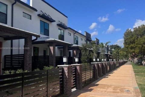 Townhouse in Plantation, Florida 3 bedrooms, 153.38 sq.m. № 1823759 - photo 6