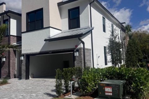 Townhouse in Plantation, Florida 3 bedrooms, 153.38 sq.m. № 1823759 - photo 1