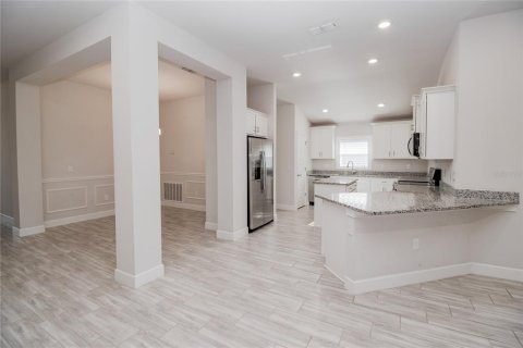 House in Auburndale, Florida 4 bedrooms, 204.38 sq.m. № 1913088 - photo 7