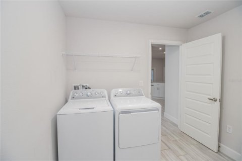 House in Auburndale, Florida 4 bedrooms, 204.38 sq.m. № 1913088 - photo 27