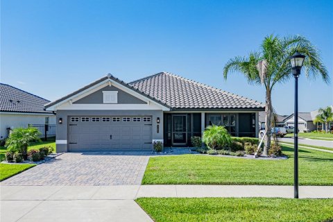 House in Auburndale, Florida 4 bedrooms, 204.38 sq.m. № 1913088 - photo 1