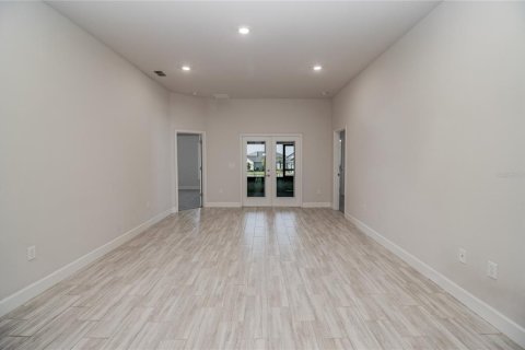 House in Auburndale, Florida 4 bedrooms, 204.38 sq.m. № 1913088 - photo 12