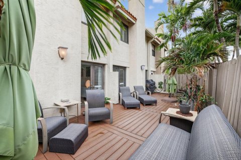 House in Lauderdale-by-the-Sea, Florida 5 bedrooms, 285.02 sq.m. № 2390069 - photo 8