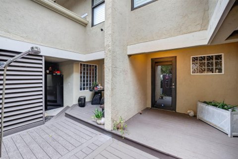 House in Lauderdale-by-the-Sea, Florida 5 bedrooms, 285.02 sq.m. № 2390069 - photo 5