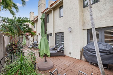 House in Lauderdale-by-the-Sea, Florida 5 bedrooms, 285.02 sq.m. № 2390069 - photo 10