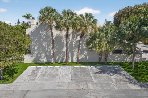 House in Lauderdale-by-the-Sea, Florida 5 bedrooms, 285.02 sq.m. № 2390069 - photo 2