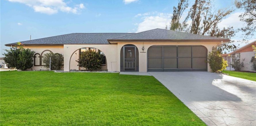 House in Port Charlotte, Florida 3 bedrooms, 161.93 sq.m. № 1537147