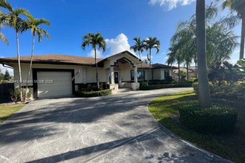 Villa ou maison à vendre à Miami, Floride: 5 chambres, 295.43 m2 № 2035306 - photo 3