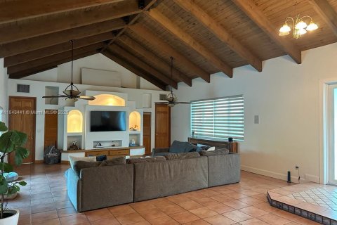 Villa ou maison à vendre à Miami, Floride: 5 chambres, 295.43 m2 № 2035306 - photo 13