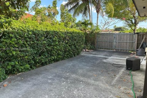 Villa ou maison à vendre à Miami, Floride: 5 chambres, 295.43 m2 № 2035306 - photo 11
