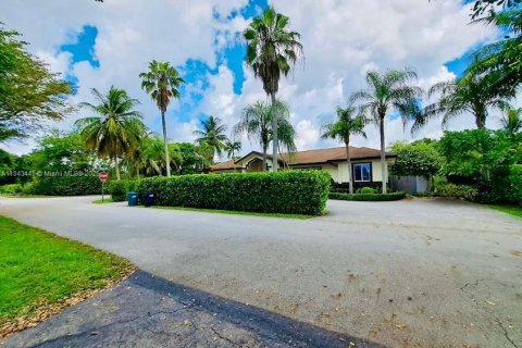Villa ou maison à vendre à Miami, Floride: 5 chambres, 295.43 m2 № 2035306 - photo 2