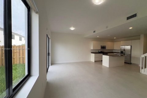 Townhouse in Homestead, Florida 4 bedrooms № 1898064 - photo 4