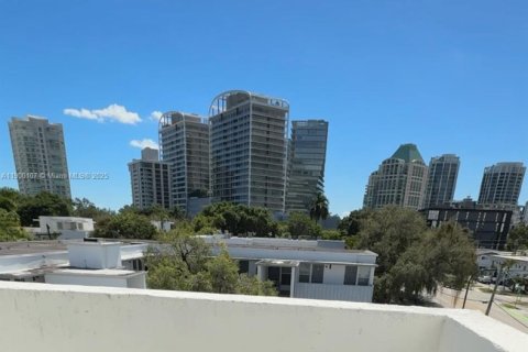 Condominio en alquiler en Miami, Florida, 1 dormitorio, 33.63 m2 № 1952051 - foto 1