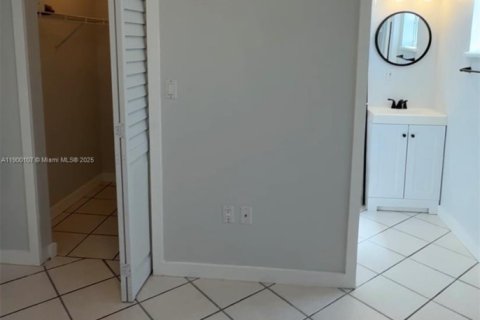 Condominio en alquiler en Miami, Florida, 1 dormitorio, 33.63 m2 № 1952051 - foto 3