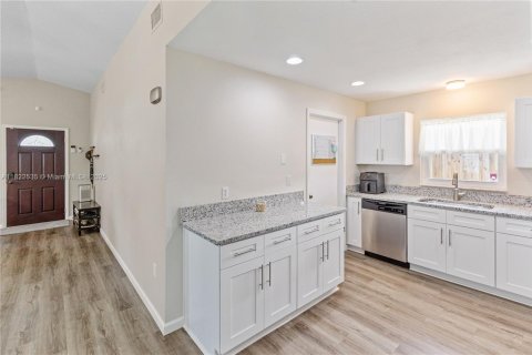 House in Orlando, Florida 4 bedrooms № 1938313 - photo 8