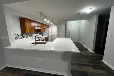 Снять в аренду кондоминиум в Корал-Спрингс, Флорида 3 спальни, 115.2м2, № 1992512 - фото 1