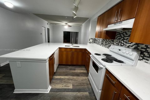 Снять в аренду кондоминиум в Корал-Спрингс, Флорида 3 спальни, 115.2м2, № 1992512 - фото 2