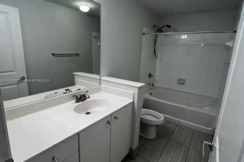 Снять в аренду кондоминиум в Корал-Спрингс, Флорида 3 спальни, 115.2м2, № 1992512 - фото 10