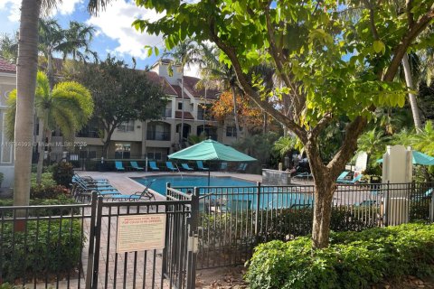 Снять в аренду кондоминиум в Корал-Спрингс, Флорида 3 спальни, 115.2м2, № 1992512 - фото 17