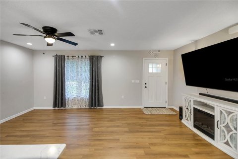 Casa en venta en Umatilla, Florida, 3 dormitorios, 116.78 m2 № 1915237 - foto 2