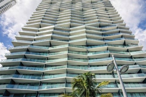 Condominio en alquiler en Miami, Florida, 2 dormitorios, 101.73 m2 № 1992161 - foto 1