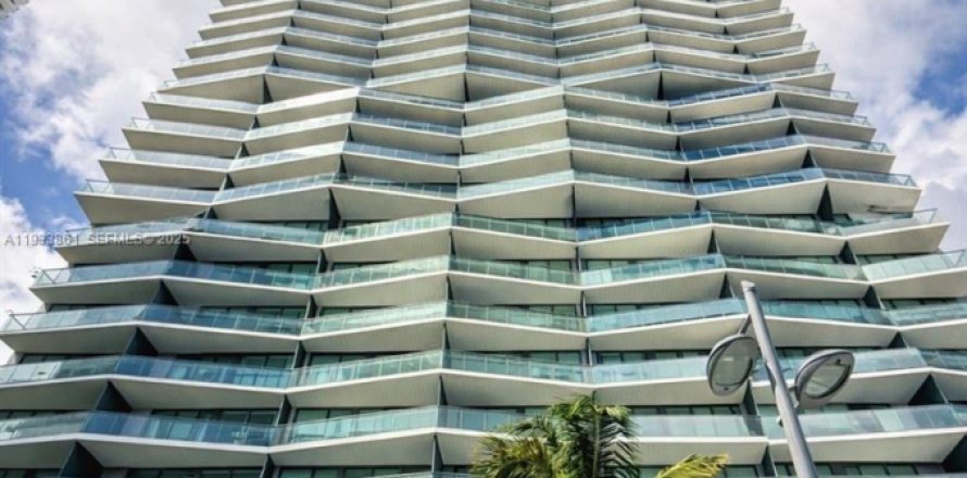 Condominio en Miami, Florida, 2 dormitorios  № 1992161
