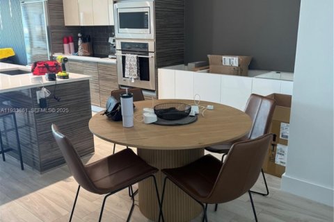 Condominio en alquiler en Miami, Florida, 2 dormitorios, 101.73 m2 № 1992161 - foto 13