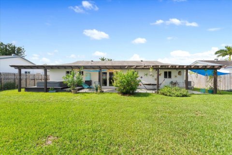 House in Miami, Florida 3 bedrooms, 110.74 sq.m. № 1821529 - photo 24