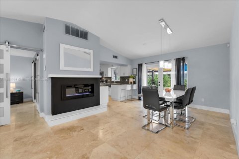 House in Miami, Florida 3 bedrooms, 110.74 sq.m. № 1821529 - photo 8