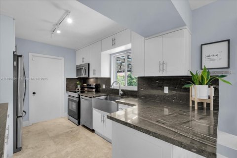 House in Miami, Florida 3 bedrooms, 110.74 sq.m. № 1821529 - photo 11